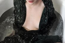 Joana Ribeiro, de 28 anos, mostra as suas curvas numa produção cheia de sensualidade e elegância