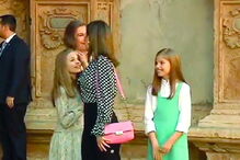 À saída da igreja, a rainha Sofia aproximou-se da neta Leonor e deu-lhe um beijo na testa. Minutos depois, Letizia limpa