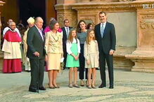 Antes da foto da família real ser tirada, Sofia encontrava-se perto da avó, mas Letizia puxou-a para junto de si