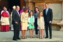 Antes da foto da família real ser tirada, Sofia encontrava-se perto da avó, mas Letizia puxou-a para junto de si