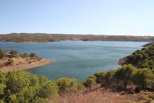 Oposição propôs criação da praia a jusante da barragem de Odeleite, local que autarca considera impraticável