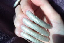 Estudante exibe unhas de 15 centímetros nas redes sociais