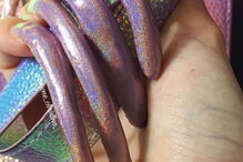 Estudante exibe unhas de 15 centímetros nas redes sociais