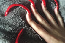 Estudante exibe unhas de 15 centímetros nas redes sociais