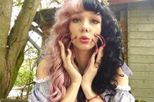 Estudante exibe unhas de 15 centímetros nas redes sociais