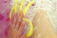 Estudante exibe unhas de 15 centímetros nas redes sociais