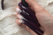 Estudante exibe unhas de 15 centímetros nas redes sociais