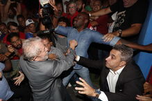  Manifestantes impedem saída de Lula da Silva