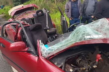 Despsite de carro contra árvore fere jovem condutor em Guimarães