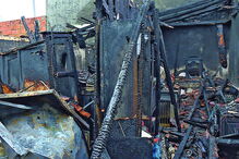 Residência integra um complexo que pertence a uma família e ficou reduzida a cinzas, no incêndio de ontem à tarde