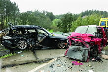 Duas viaturas envolvidas no choque brutal ficaram desfeitas  