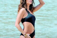 Durante umas férias em Ibiza, Sara Carbonero foi surpreendida pela revista ‘Hola’ e exibiu uma excelente forma física