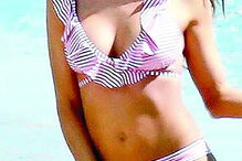 Durante umas férias em Ibiza, Sara Carbonero foi surpreendida pela revista ‘Hola’ e exibiu uma excelente forma física