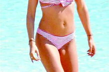 Durante umas férias em Ibiza, Sara Carbonero foi surpreendida pela revista ‘Hola’ e exibiu uma excelente forma física