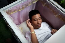 No ‘Kid Mai Death Café’ os clientes podem deitar-se em caixões