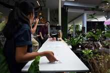 No ‘Kid Mai Death Café’ os clientes podem deitar-se em caixões