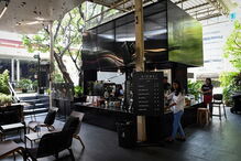 No ‘Kid Mai Death Café’ os clientes podem deitar-se em caixões