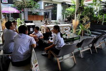 No ‘Kid Mai Death Café’ os clientes podem deitar-se em caixões