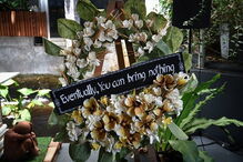 No ‘Kid Mai Death Café’ os clientes podem deitar-se em caixões