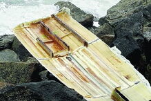 Embarcação arrastada contra as rochas