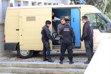 Arguidos à chegada ao Tribunal de Faro