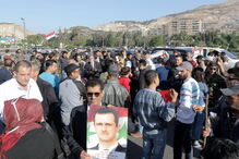 Sírios em protesto nas ruas de Damasco após ataque