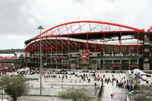 Adeptos já fazem a festa do 'Clássico' nas imediações da Luz