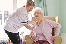 Profissionais prestam cuidados de saúde nos domicílios dos utentes