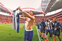 Portista Herrera tirou a camisola e festejou com os seus adeptos no Estádio da Luz 