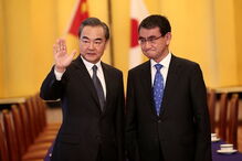 Taro Kono e Wang Yi