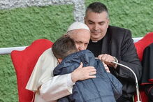 Papa conforta criança