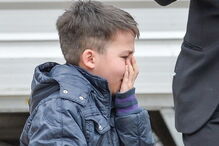 Papa conforta criança