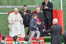 Papa conforta criança