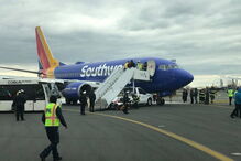 Explosão de motor de avião em pleno voo causa pânico em Filadélfia