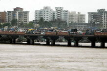 Homem mata namorada e atira partes do corpo ao rio