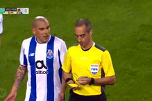 Felipe veste camisola de Soares ao intervalo e vê amarelo