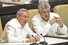 Miguel Díaz-Canel (dir.) sucede hoje a Raúl Castro como presidente de Cuba. É o primeiro líder do país nascido após a revolução liderada pelos irmãos Castro   