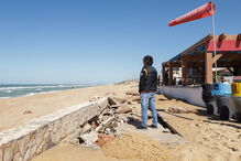 Maré causa destruição na Praia de Faro