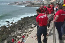 Embarcação vira na Praia da Parede 