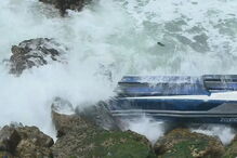 Embarcação vira na Praia da Parede 
