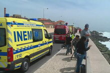 Embarcação vira na Praia da Parede 