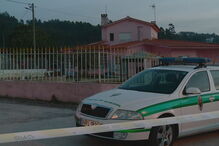 Mulher encontrada morta em casa com marcas de arma branca