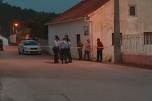 Mulher encontrada morta em casa com marcas de arma branca