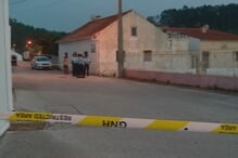 Mulher encontrada morta em casa com marcas de arma branca