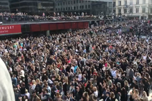 Multidão homenageia Avicii