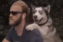 Cão anda de mota com o dono