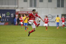 Jogadores em ação no Estoril-Benfica