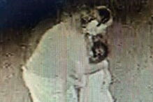 Turista filmado a mostrar pénis a crianças à saida de templo