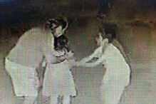 Turista filmado a mostrar pénis a crianças à saida de templo