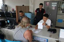 Turista filmado a mostrar pénis a crianças à saida de templo